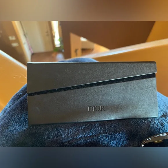 Dior Tortoiseshell Sunglasses with gold detail - Picture 6 of 8